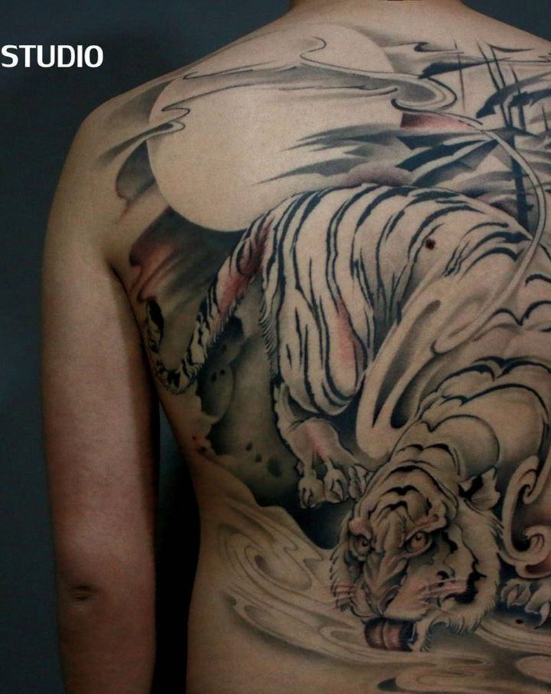猛虎饮水纹身图片_背部新传统纹身图案