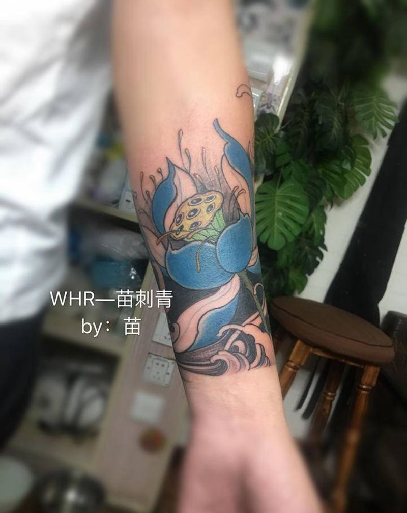 荷花水浪纹身图片_手臂新传统纹身图案