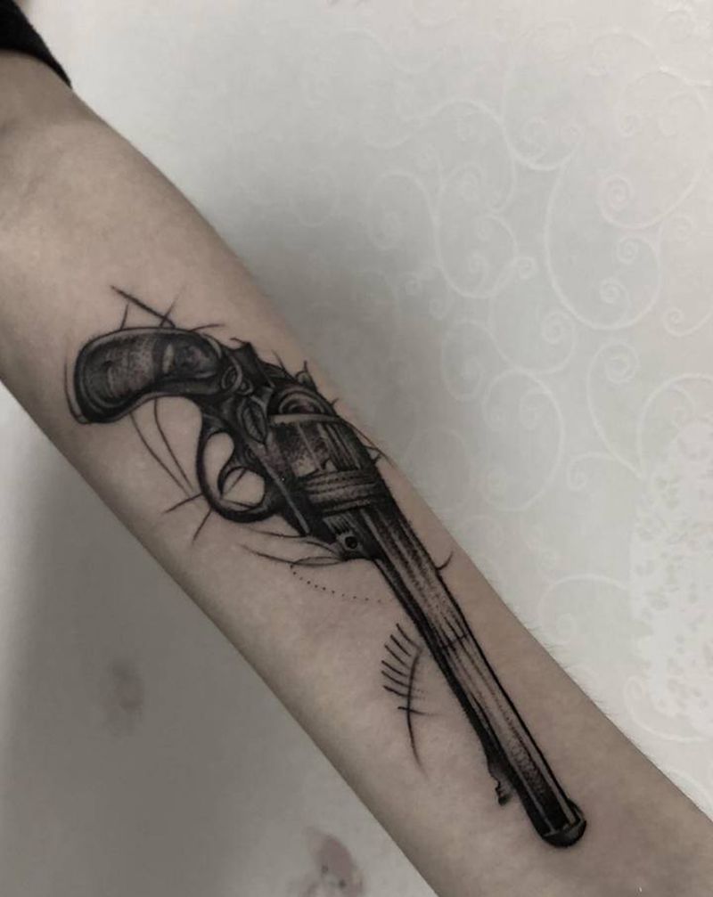 左轮作品纹身图片_手臂点刺几何纹身图案