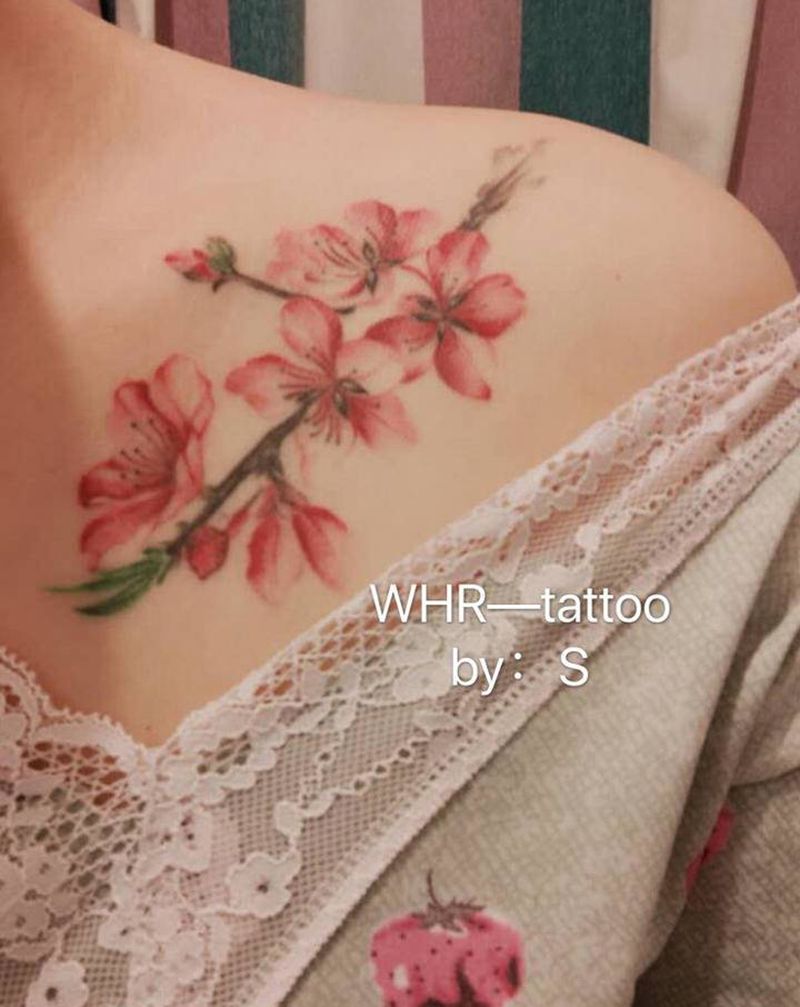 桃花朵朵开纹身图片_肩部胸部水彩纹身图案