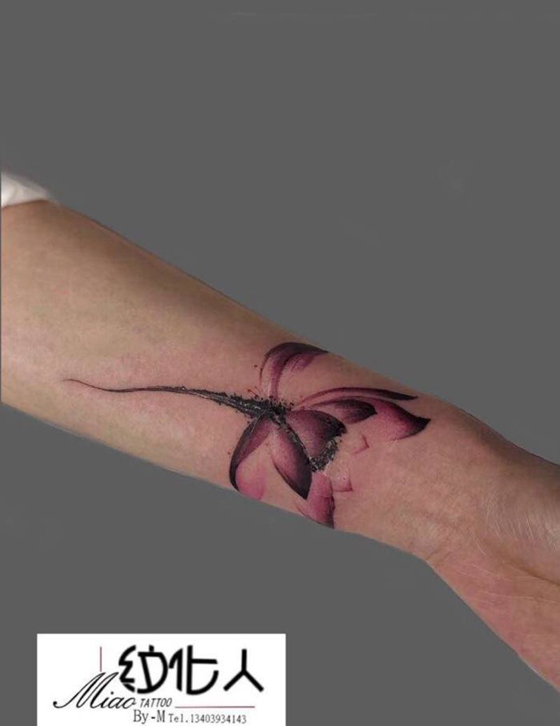 水墨莲纹身图片_手臂水墨纹身图案