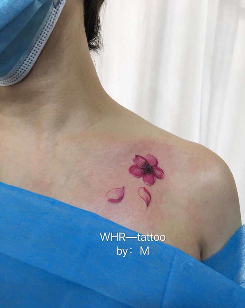 小花花纹身图片_胸部水彩纹身图案