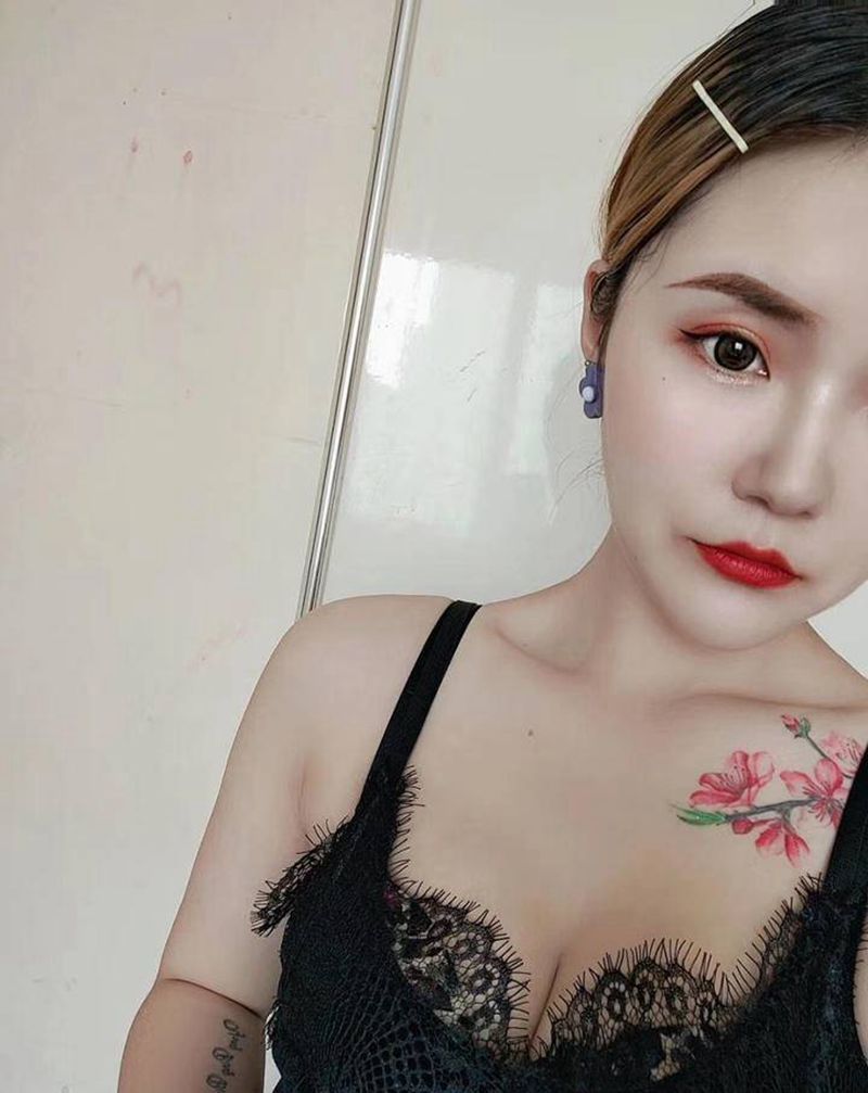 买家秀一枚纹身图片_胸部水彩纹身图案