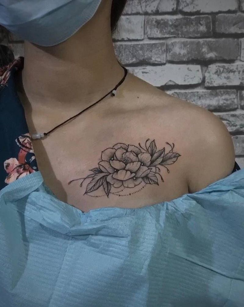 素花纹身图片_胸部纹身图案