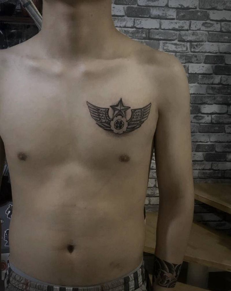 军人标志纹身图片_胸部纹身图案