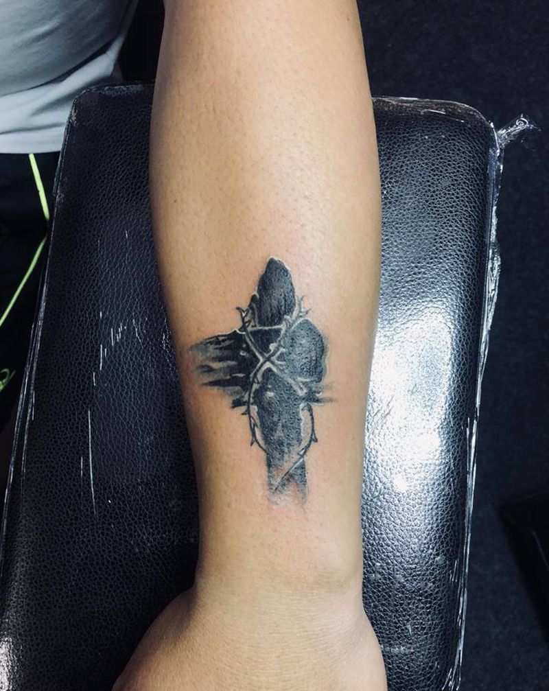 十字架遮盖纹身图片_手臂纹身图案