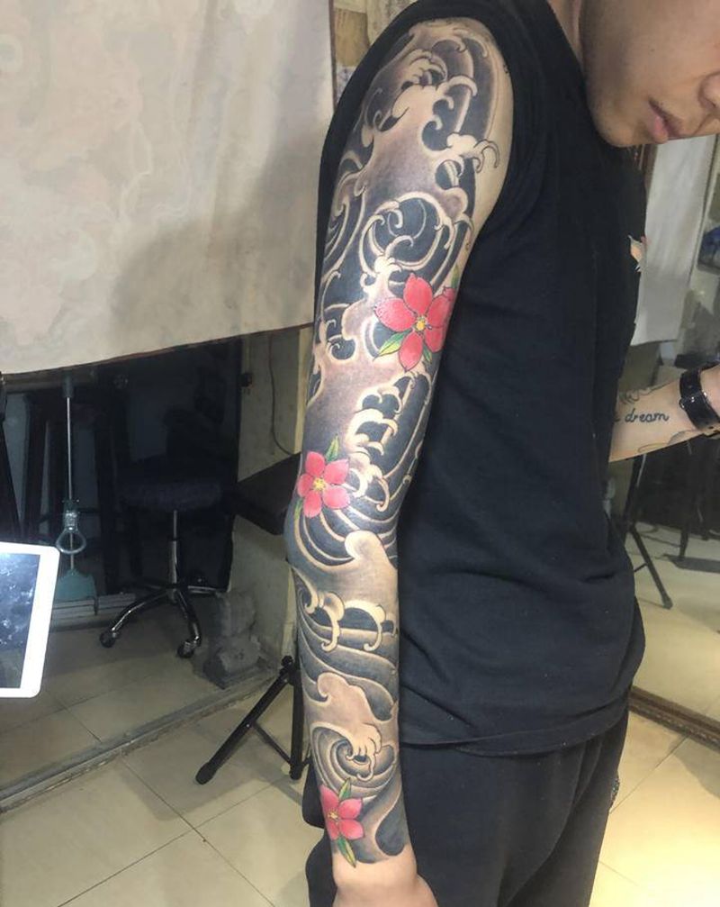 海浪花臂纹身图片_手臂纹身图案