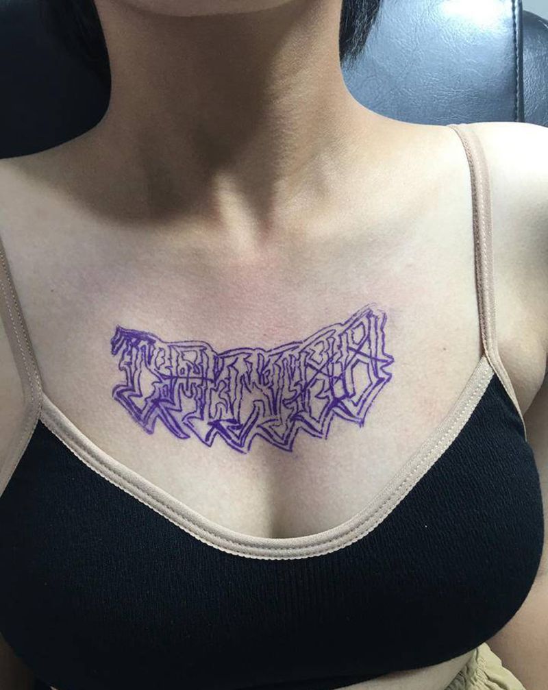 花体英文纹身图片_胸部花体字纹身图案