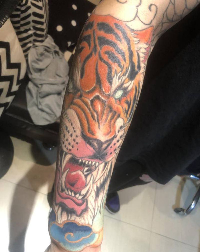 彩色老虎纹身图片_手臂New School水彩纹身图案
