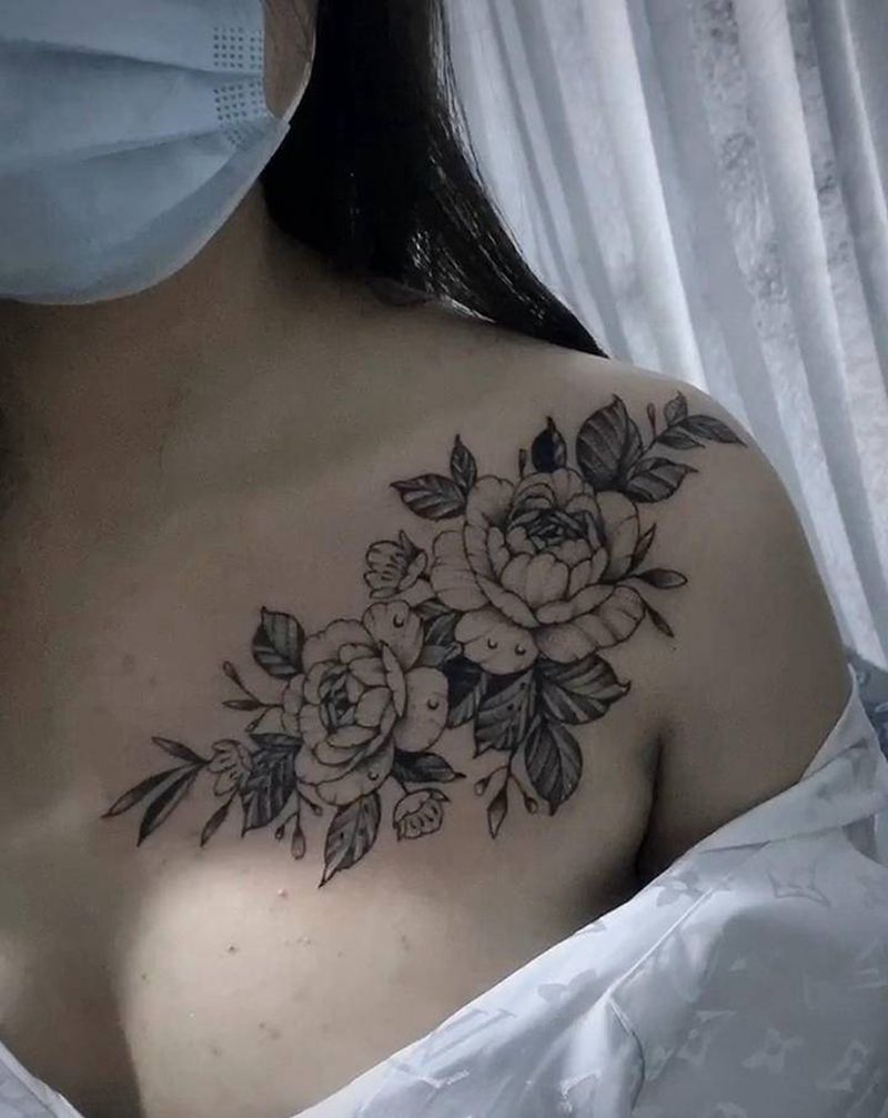 素花纹身图片_胸部纹身图案