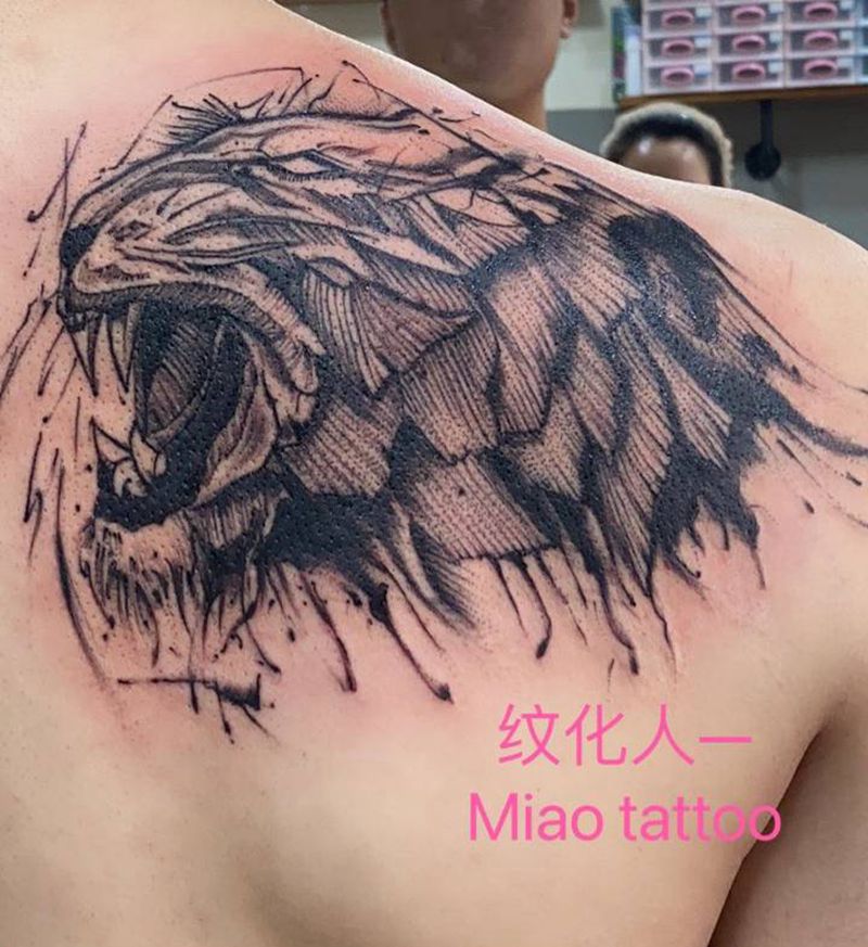 遮盖纹身图片_背部几何点刺纹身图案