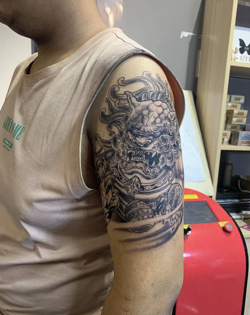 大臂唐狮纹身图片_手臂新传统纹身图案