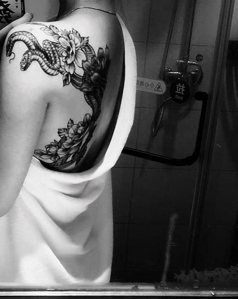 素花买家秀纹身图片_背部点刺纹身图案