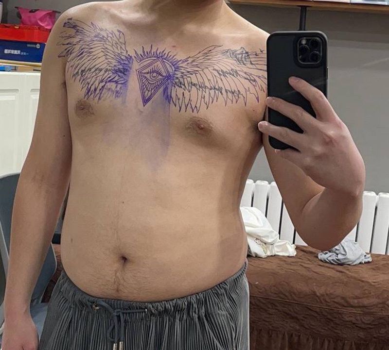 遮盖纹身图片_胸部New School点刺纹身图案