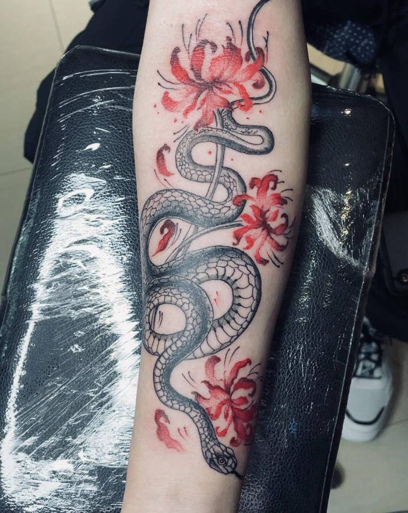 彼岸花蛇纹身图片_手臂彼岸花蛇纹身图案