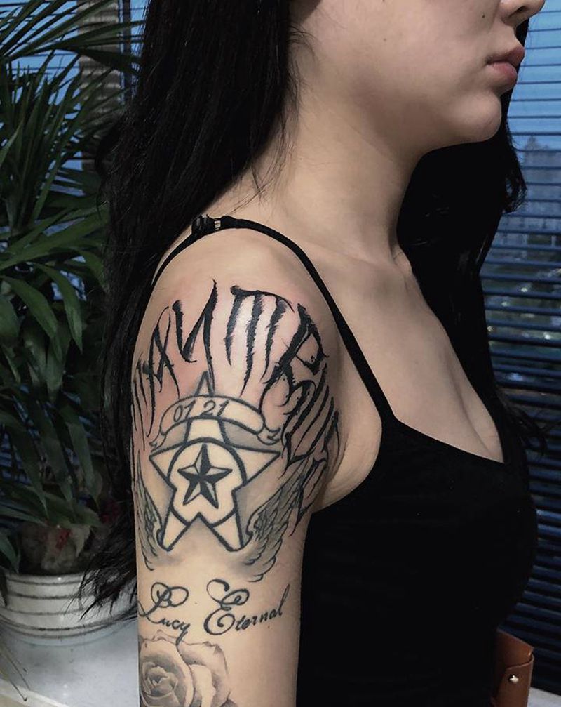 stay true纹身图片_肩部花体字纹身图案