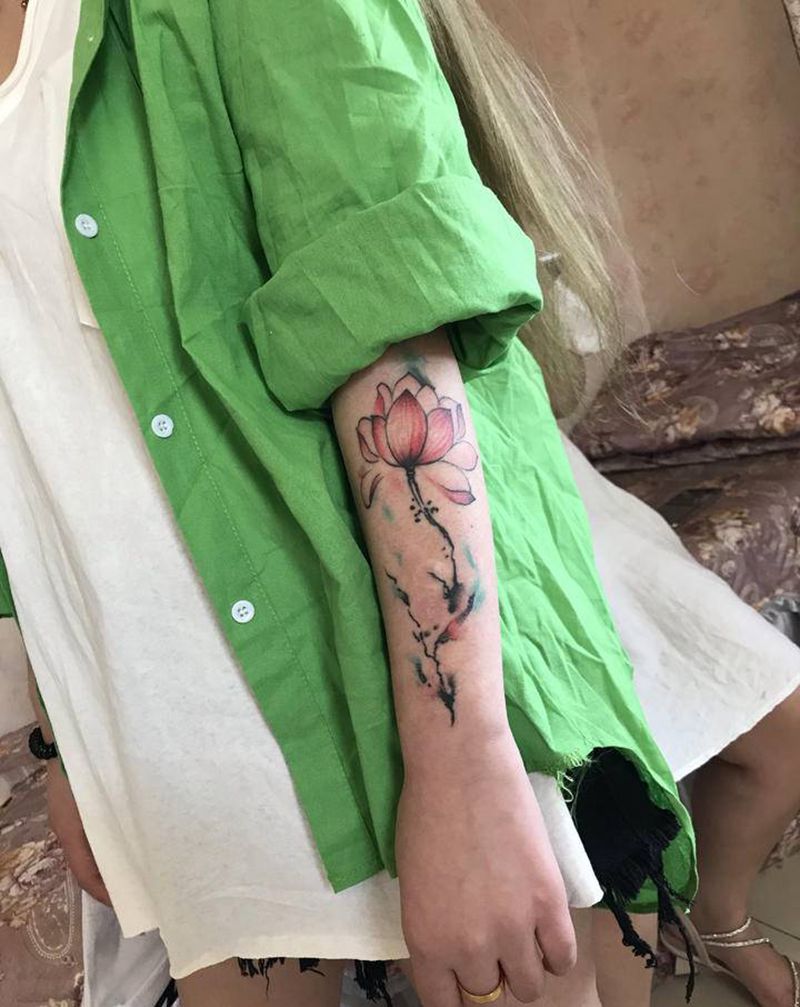 莲花纹身图片_手臂水彩水墨纹身图案