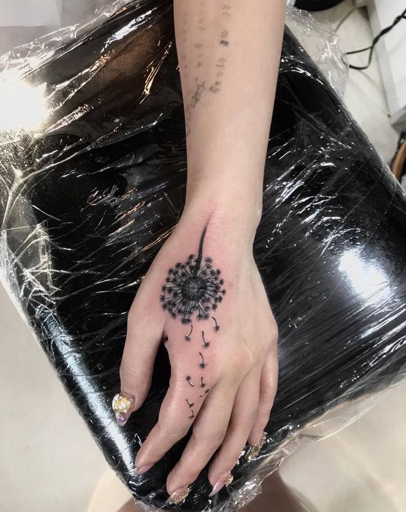 蒲公英纹身图片_手部欧美写实纹身图案