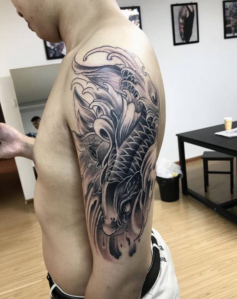 黑灰锦鲤纹身图片_手臂新传统纹身图案