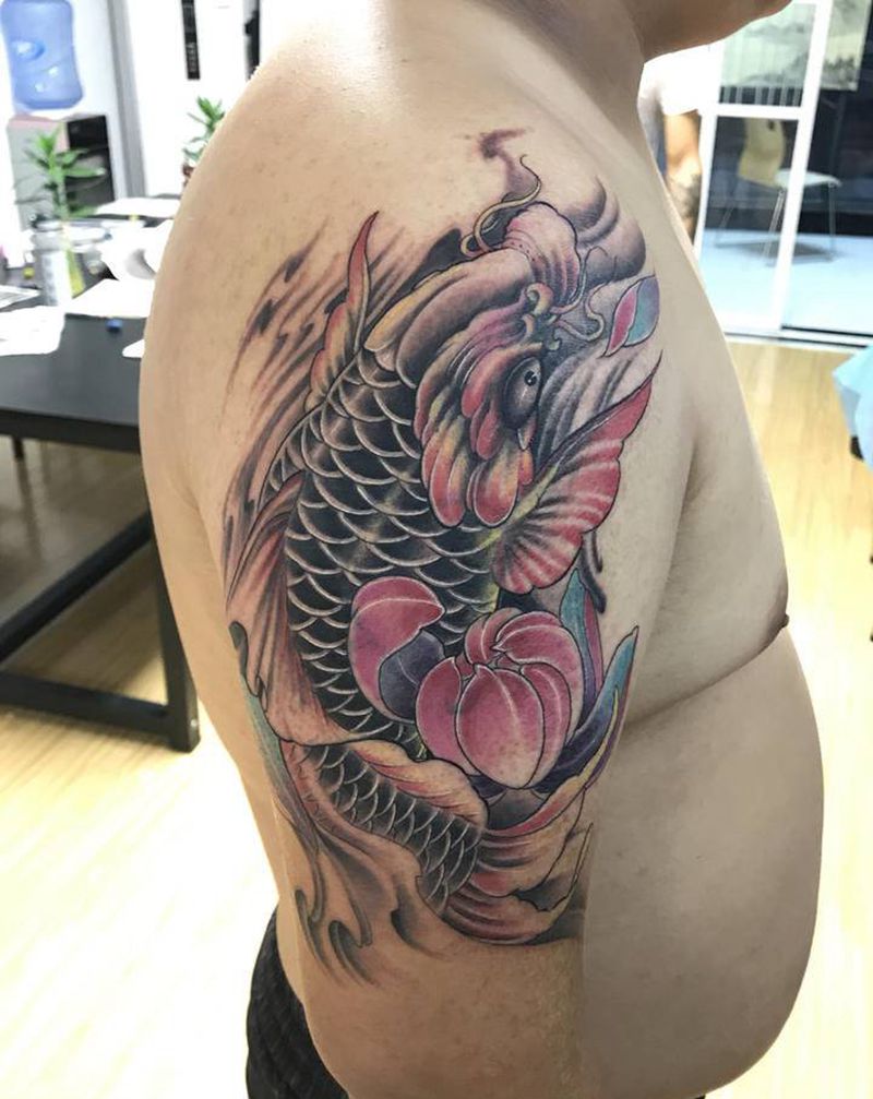 锦鲤遮盖纹身图片_手臂新传统纹身图案