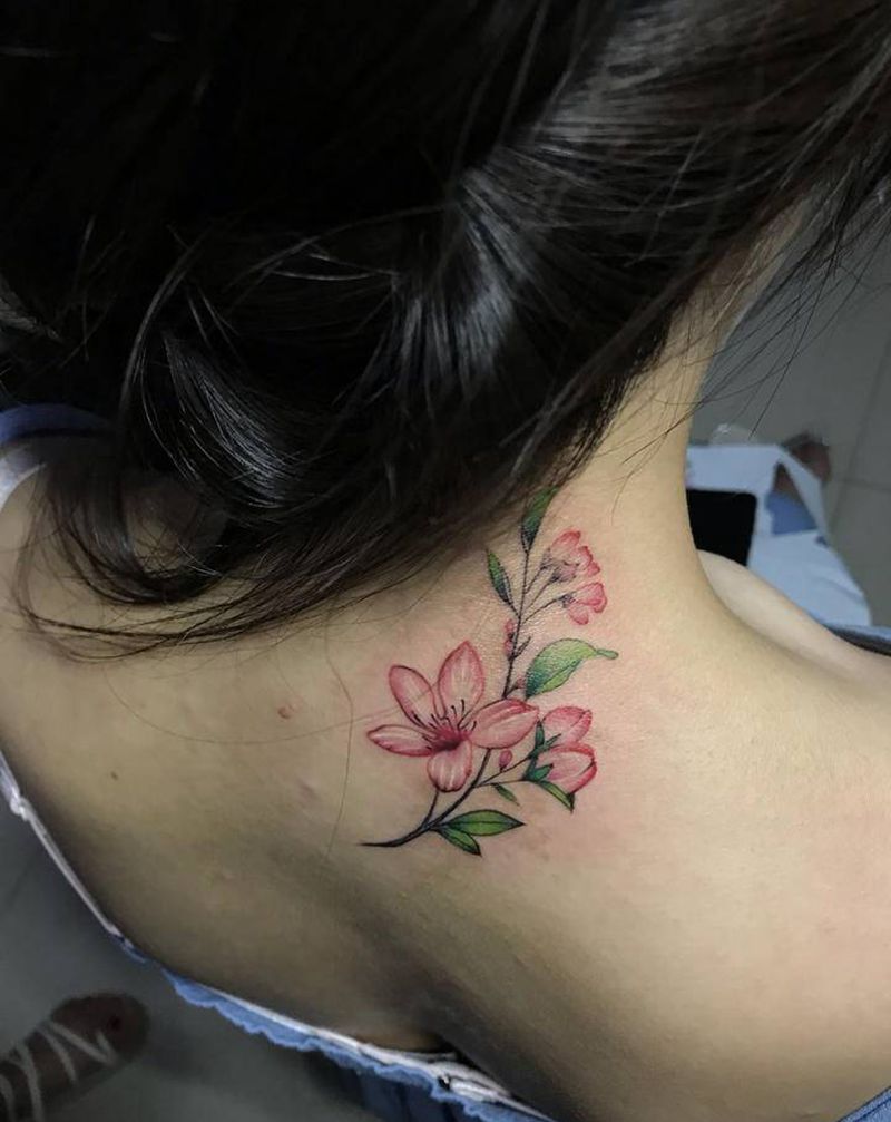 遮盖胎记纹身图片_颈部小清新纹身图案