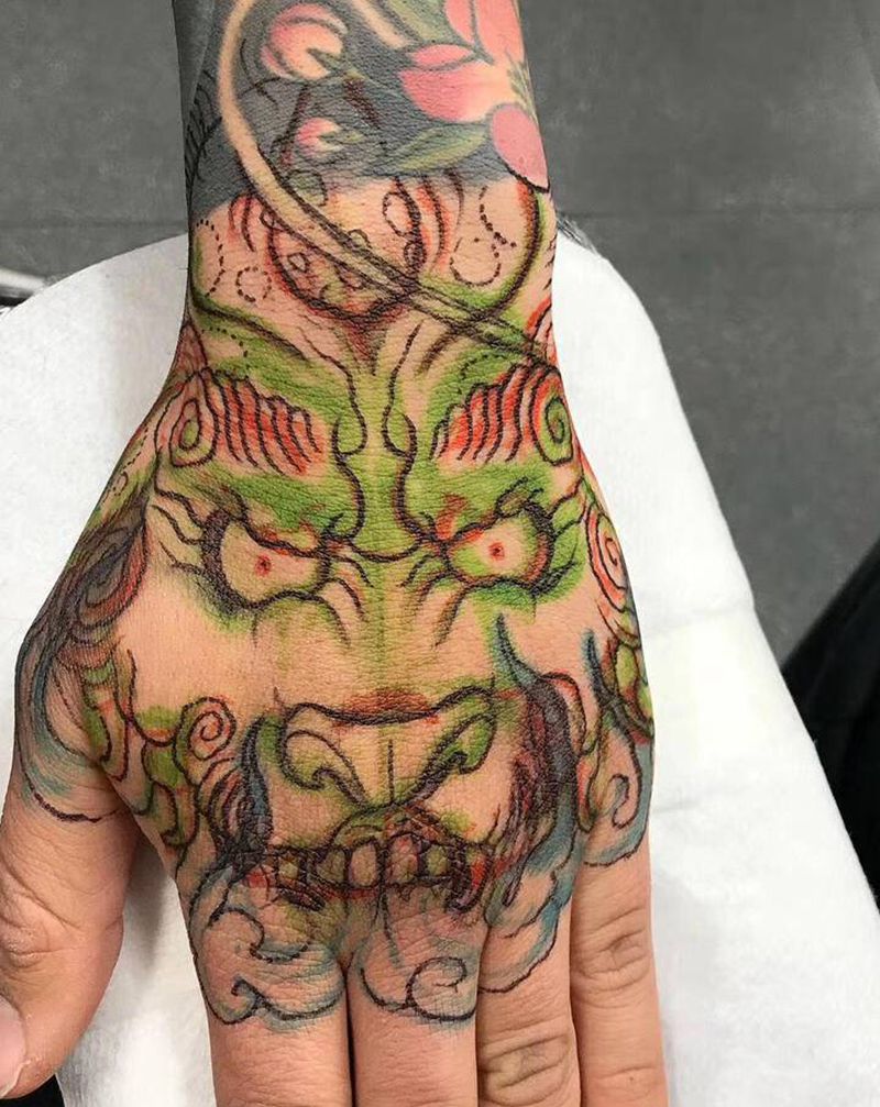 花手纹身图片_手部新传统纹身图案