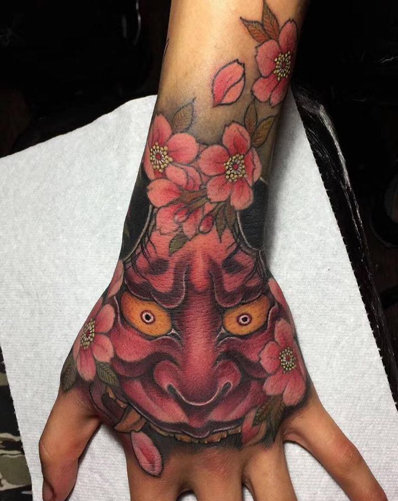 花手纹身图片_手部新传统纹身图案