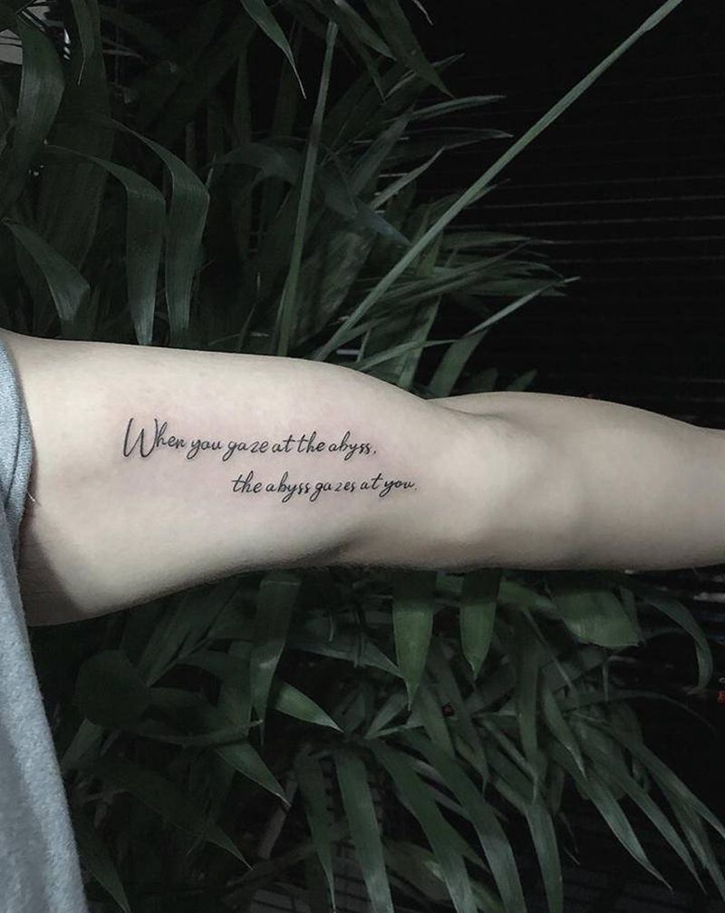 当你凝视深渊时，深渊凝视着你。纹身图片_手臂英文纹身图案