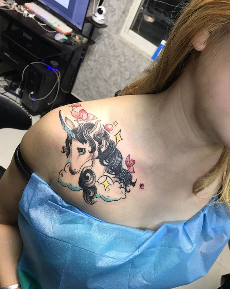 独角兽纹身图片_胸部New School纹身图案