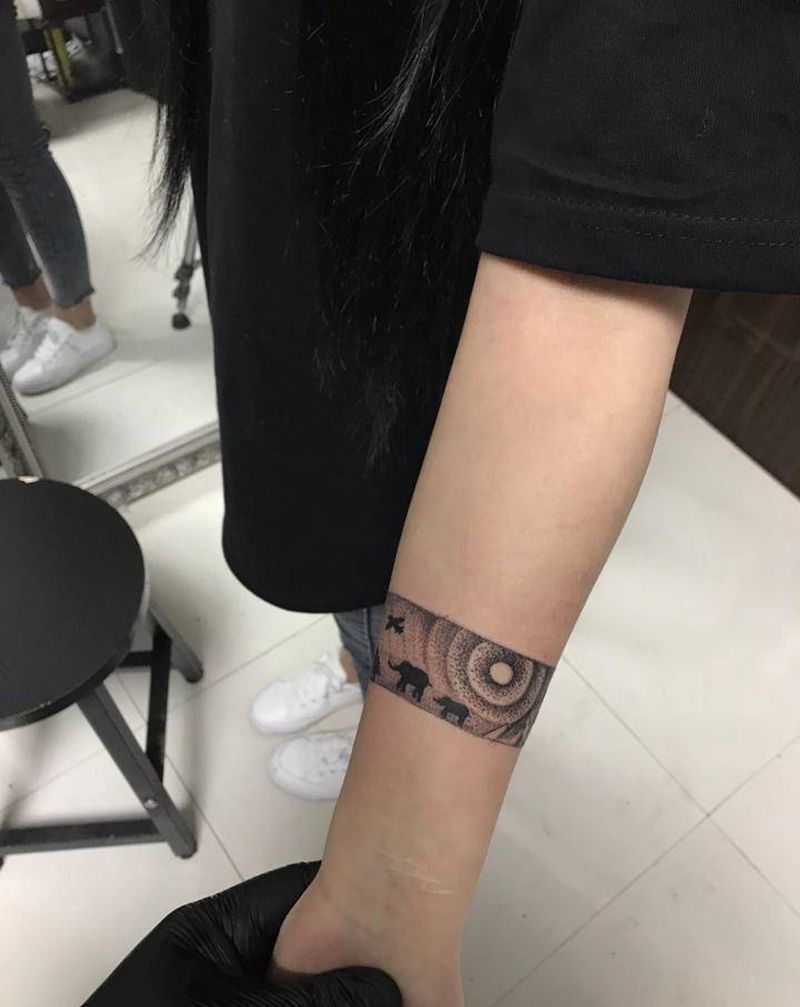臂环纹身图片_手臂点刺几何纹身图案
