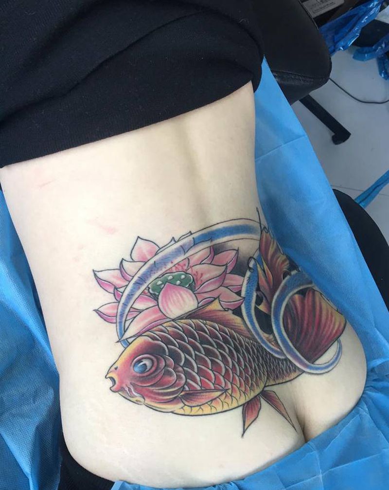 金鱼纹身图片_腰部新传统纹身图案