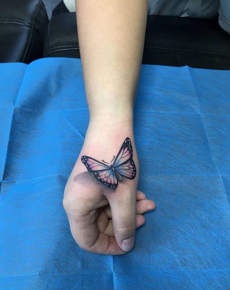 3D蝴蝶纹身图片_手部欧美写实纹身图案