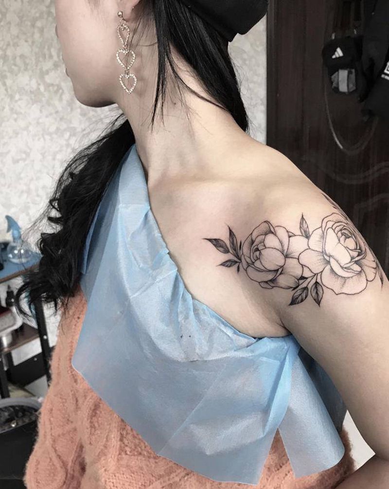 素花纹身图片_肩部几何点刺纹身图案