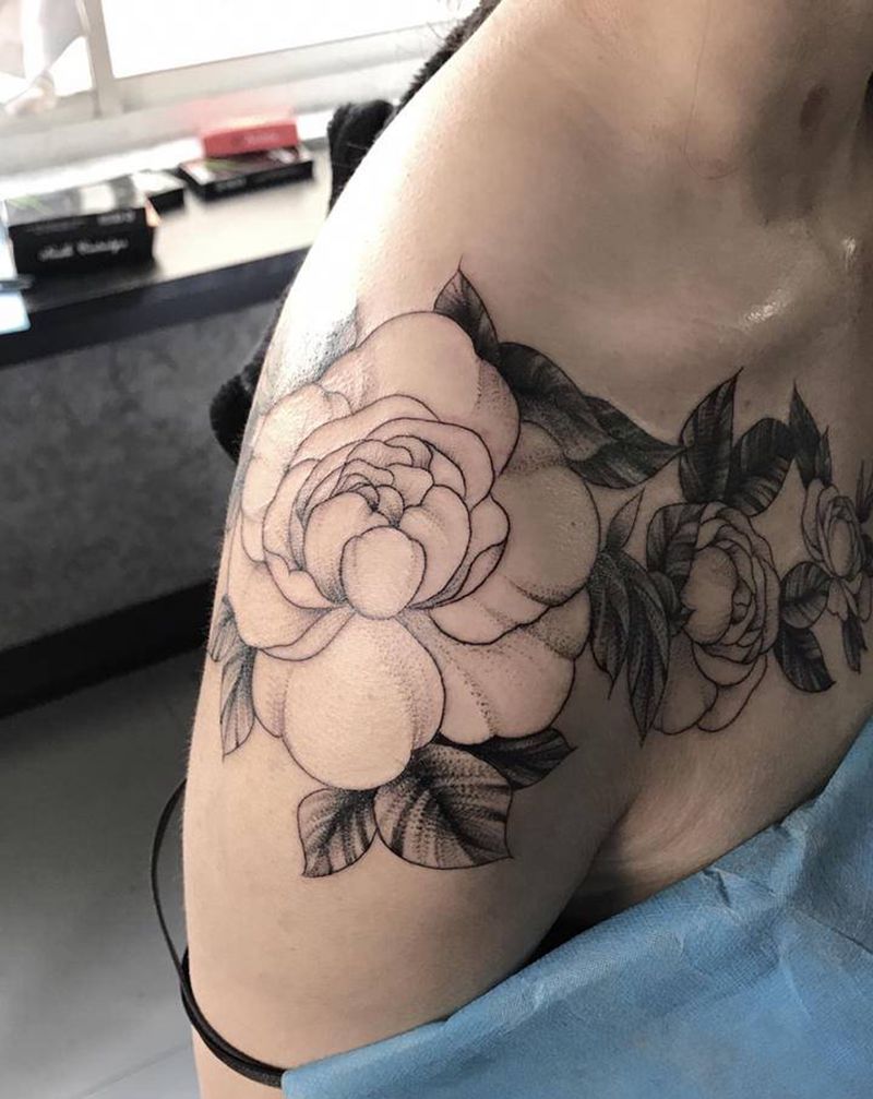 遮盖设计纹身图片_肩部点刺素花纹身图案