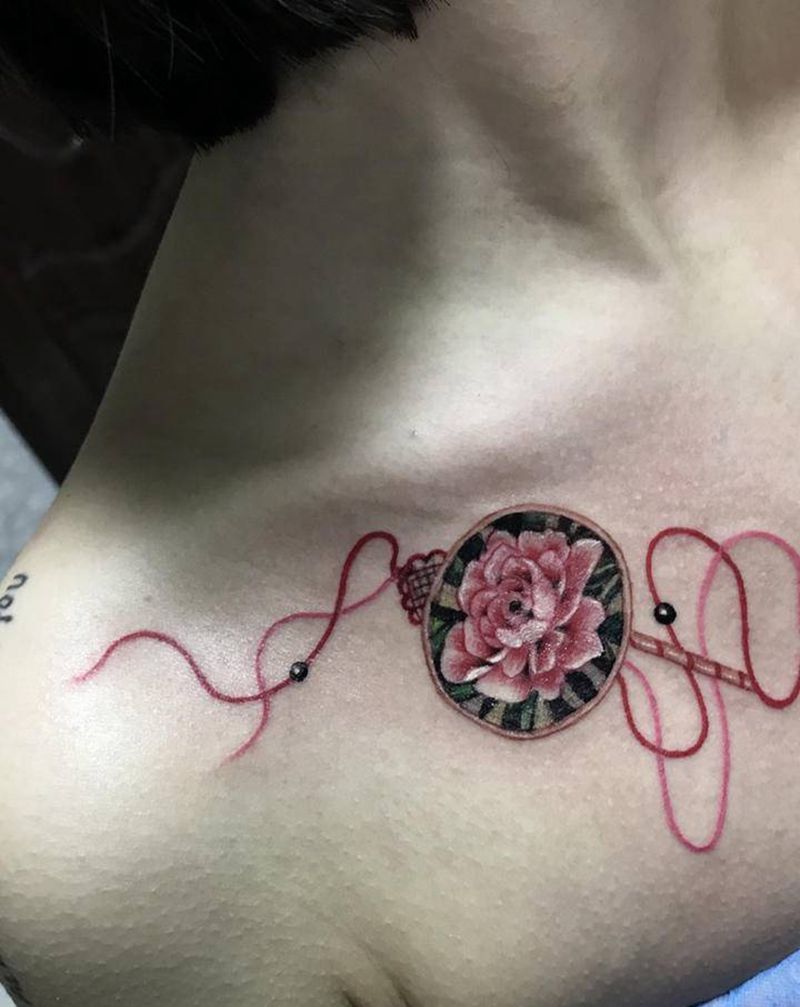 中国结扇子纹身图片_胸部肩部新传统纹身图案