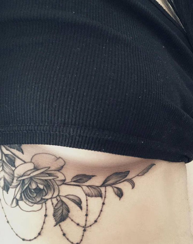 素花纹身图片_腹部水彩素花纹身图案