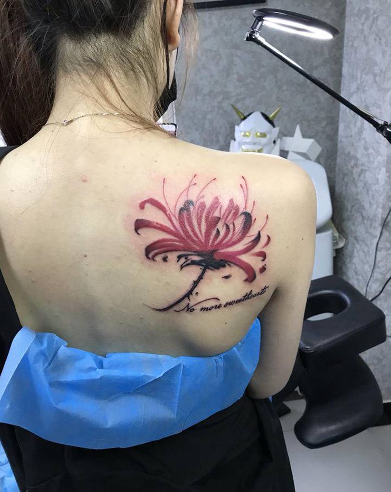 彼岸花纹身图片_肩部水彩水墨纹身图案