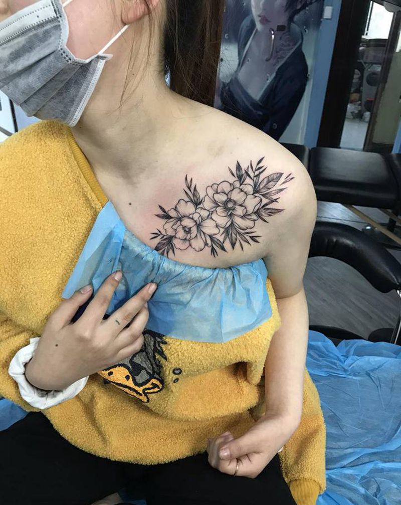 素花纹身图片_胸部纹身图案