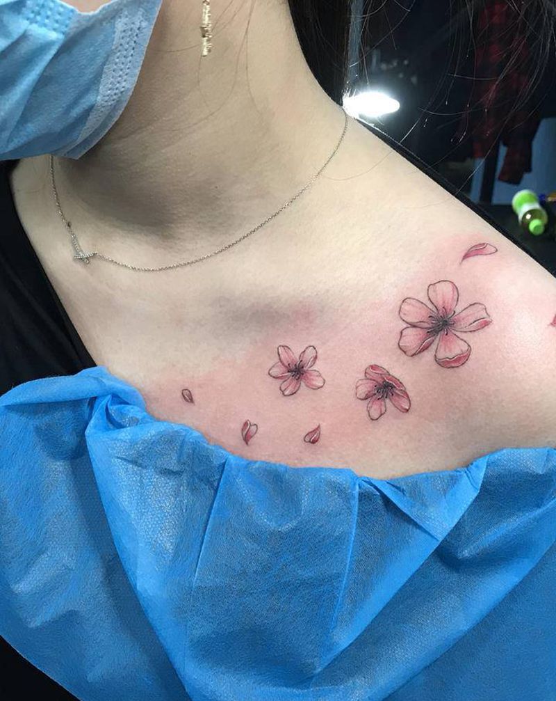桃花纹身图片_肩部小清新纹身图案