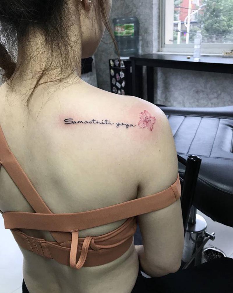 肩部小清新纹身图片_肩部花体字水彩纹身图案