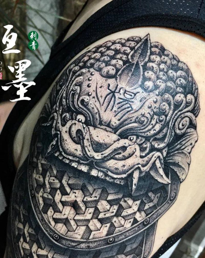大臂唐狮盔甲纹身图片_肩部纹身图案