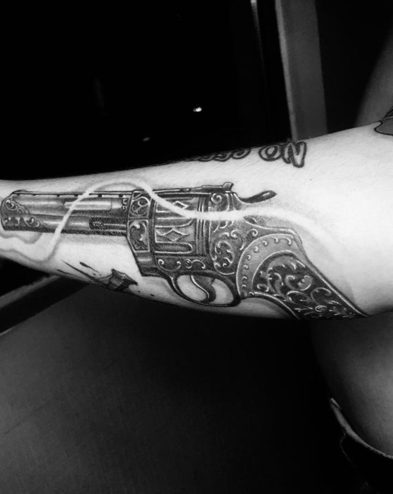 小臂左轮纹身图片_手臂纹身图案