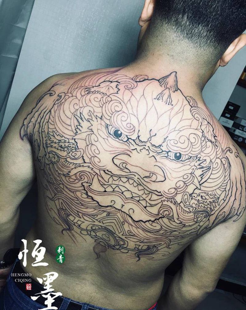 半背唐狮纹身图片_肩部背部新传统纹身图案