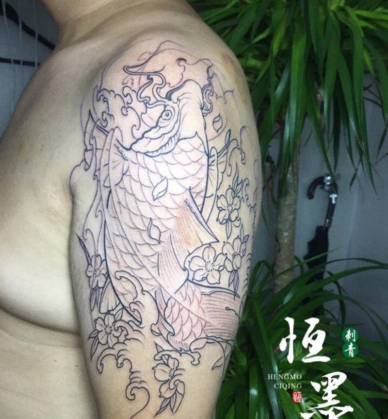 鲤鱼纹身图片_手臂鱼纹身图案