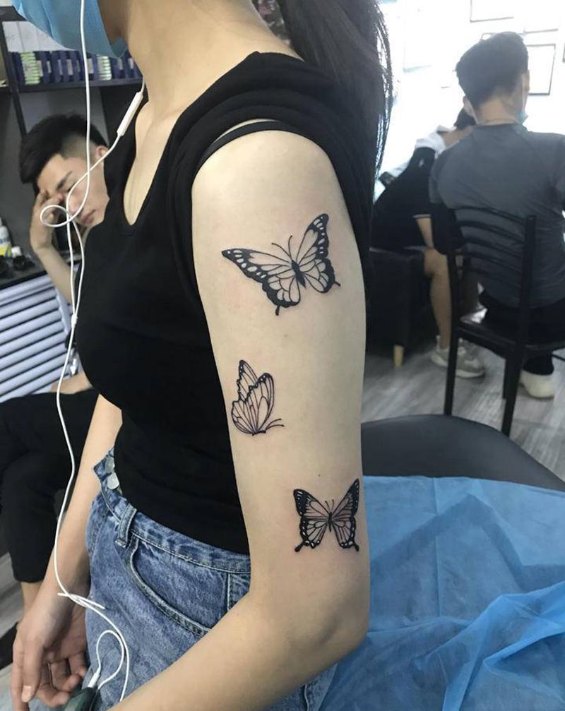 黑灰小蝴蝶纹身图片_手臂图腾纹身图案