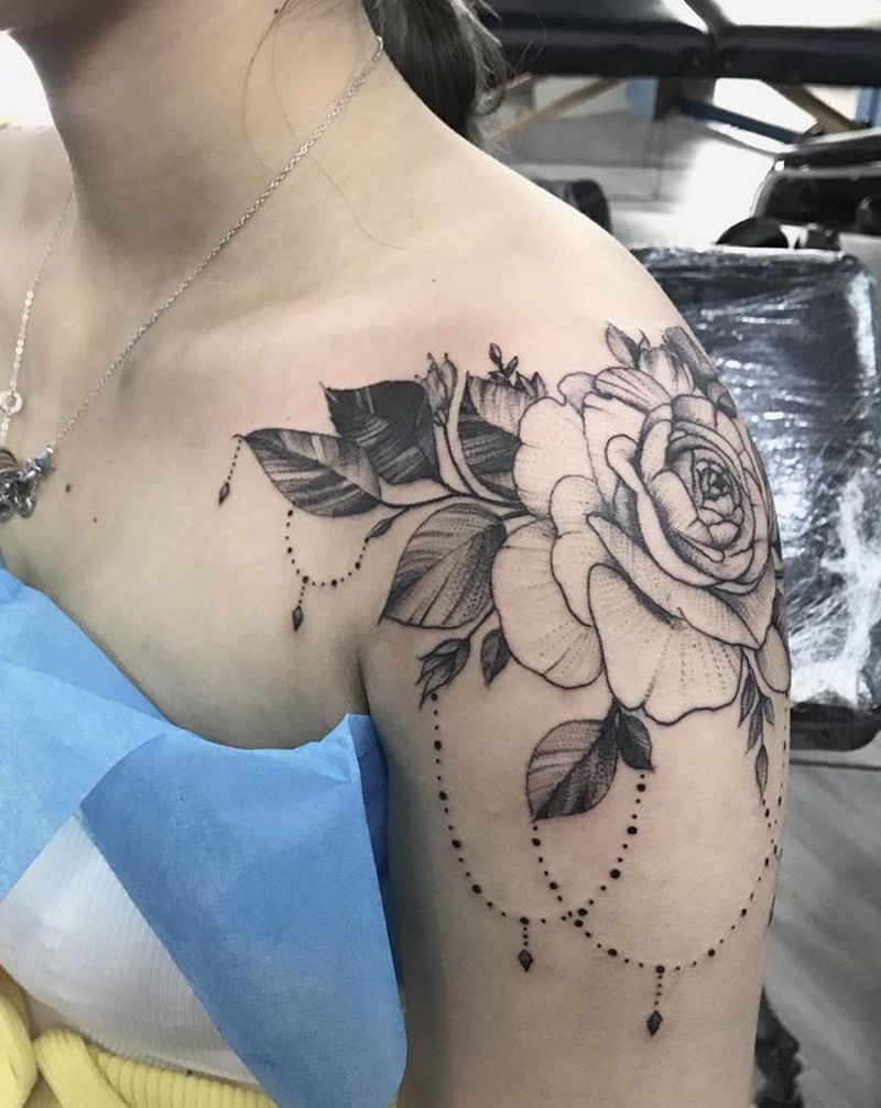 肩花纹身图片_肩部胸部图腾点刺纹身图案