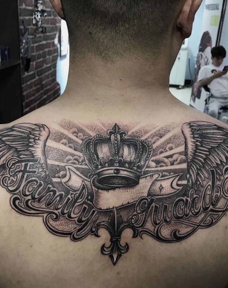 皇冠翅膀纹身图片_肩部点刺花体字纹身图案