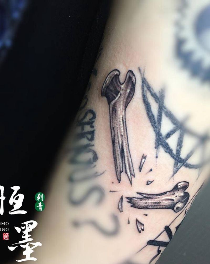 打骨折纹身图片_手臂点刺纹身图案