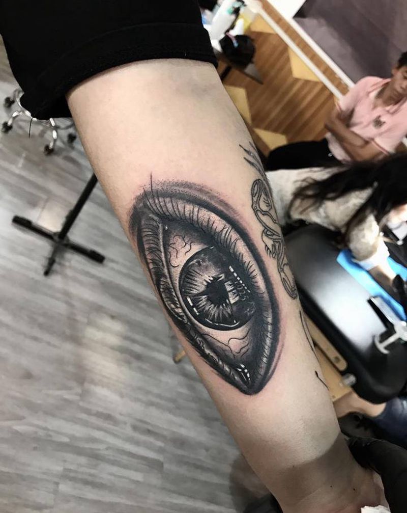 眼睛纹身图片_手臂欧美写实纹身图案