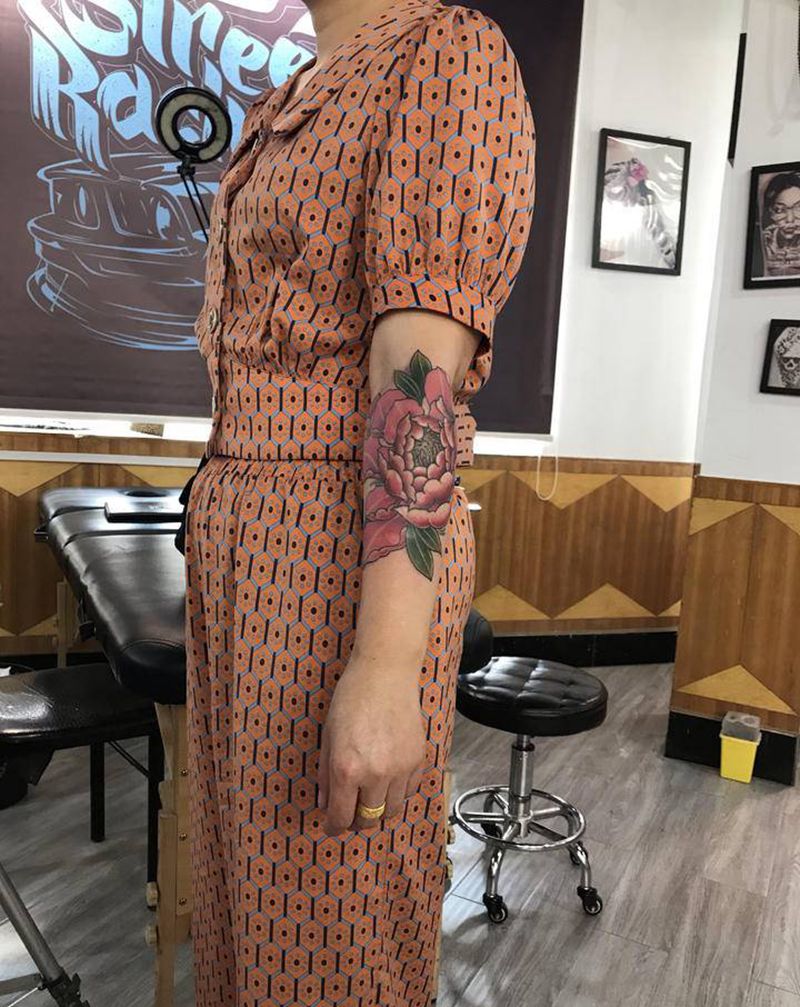 牡丹纹身图片_手臂新传统纹身图案